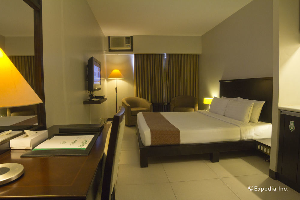 มิลเลเนีย สวีท ออร์ติกา Hotel Pasig City ภายนอก รูปภาพ