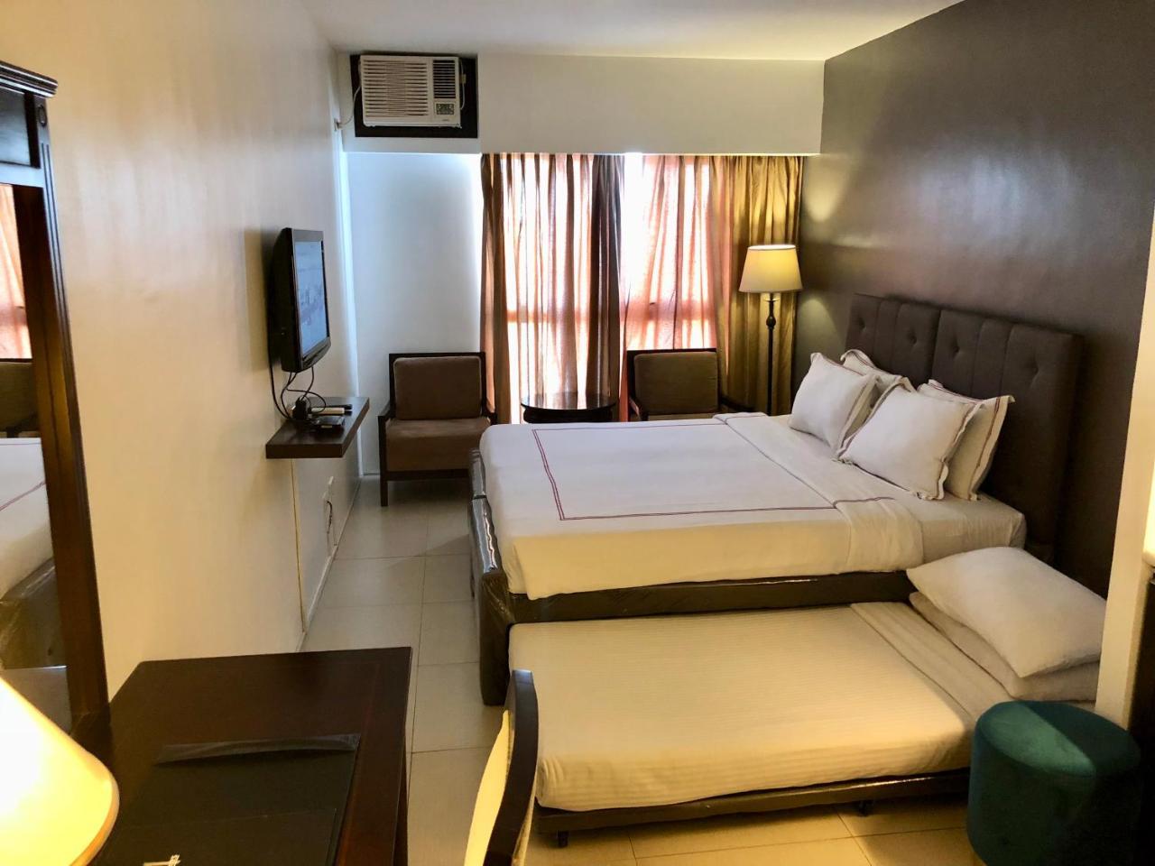 มิลเลเนีย สวีท ออร์ติกา Hotel Pasig City ภายนอก รูปภาพ